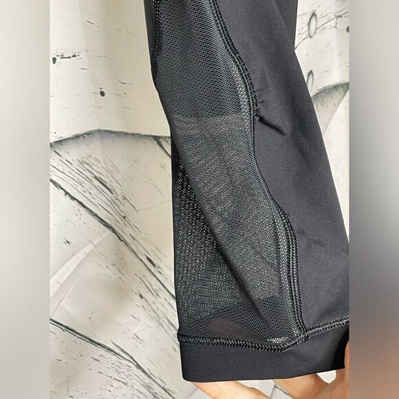 Lululemon Cropped Leggings w/Mesh Inserts 6 - Picture 4 of 8